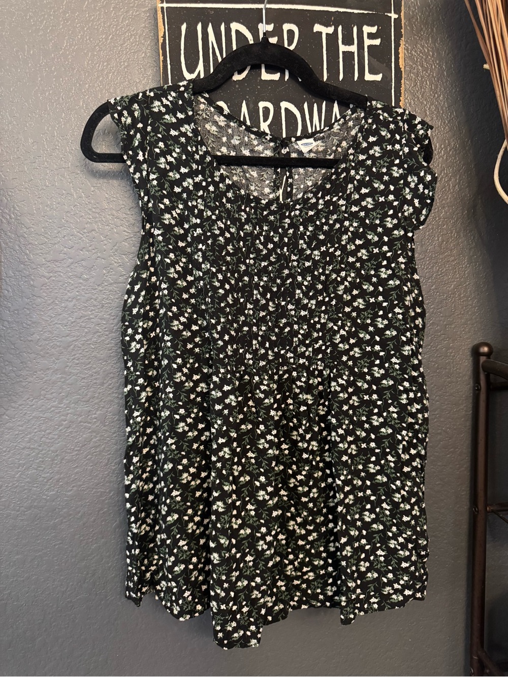 Smocked Sleeveless Floral Top - Black/White. Size Large